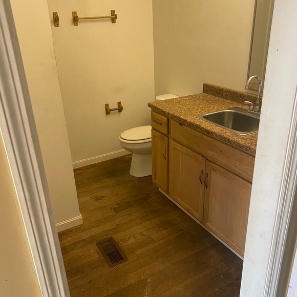 Beautiful 5bedroom 2bath Family home‼️ - Picture 6 of 16